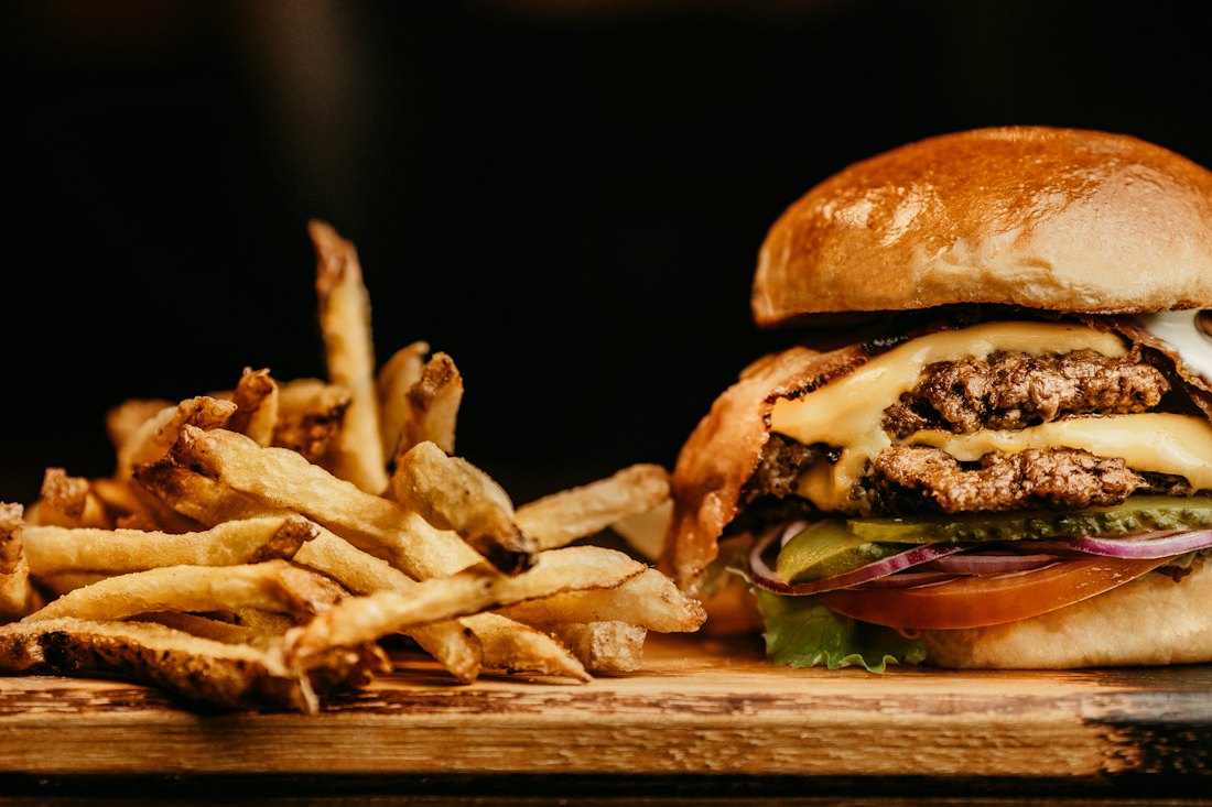 Burger mit Pommes